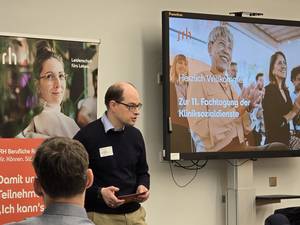 2025_Eroeffnung_StefanMedinger Stefan Medinger eröffnet die 11. Fachtagung der Kliniksozialdienste".