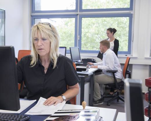 Computerarbeiten werden im Klassenzimmer verrichtet