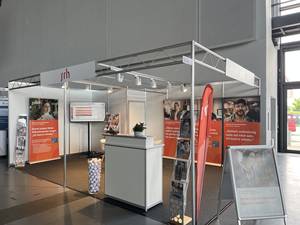 Ein Informationsstand mit Schildern und einem Empfangstisch